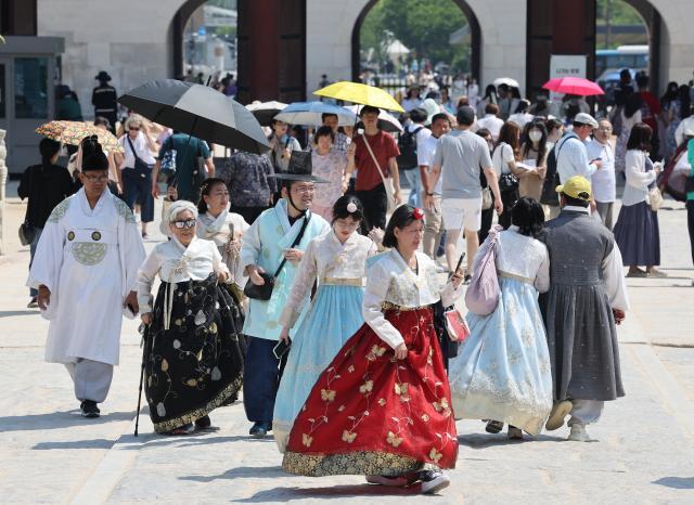Du khách nước ngoài tham quan cung điện Gyeongbok vào ngày 1362024 ẢnhYonhap News