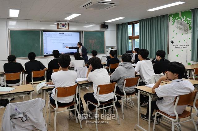 방과후 진행 중인 경기항공고등학교 항공기술교육원 수업 현장 사진박명섭