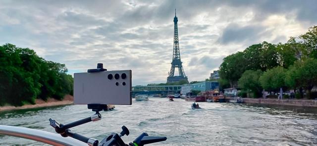 2024 파리 올림픽 개막식이 열릴 예정인 파리 센강의 보트에 ‘갤럭시 S24 울트라가 설치된 모습 사진삼성전자 