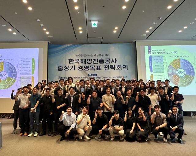 한국해양진흥공사가 17일 신라스테이 해운대에서 경영목표 전략회의 개최 후 공사 임직원 단체사진을 찍고 있다 사진한국해양진흥공사