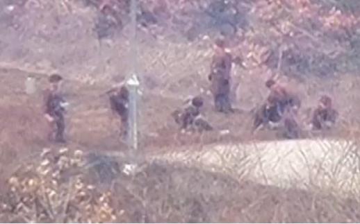 [포토] 전선지역에서 지뢰매설 작업 중인 북한군