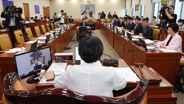 더불어민주당 소속 최민희 과학기술정보방송통신위원회 위원장이 14일 국회에서 열린 전체회의를 주재하고 있다 사임계를 제출한 국민의힘 소속 위원들의 빈 자리가 보인다 사진연합뉴스