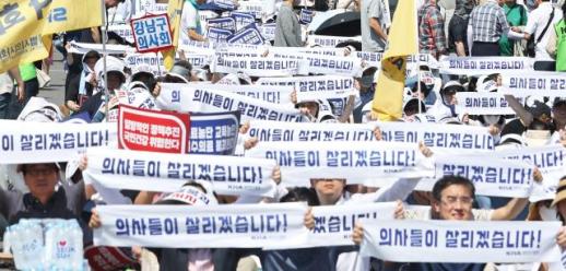 [뉴스플러스] 의사들 가운 벗고 여의도로···정부, 의협 향해 해체도 가능 초강수
