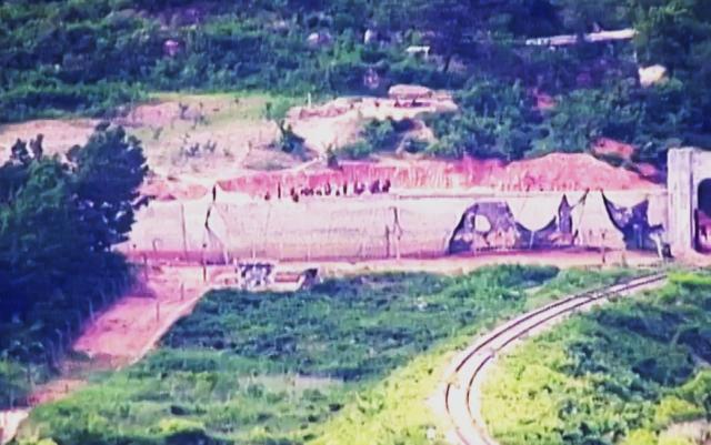 사진은 전선지역에서 대전차 방벽 추정 구조물 설치 중인 북한군  사진합동참모본부