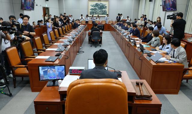 국회 운영위원회 전체회의가 열린 18일 오전 국회 운영위 회의장에 여당 소속 위원들의 자리가 비어 있다 사진연합뉴스