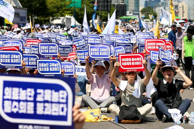 Participants from across the country hold signs and chant slogans at a rally in Yeouido Seoul June 18 2024 AJU PRESS Kim Dong-woo