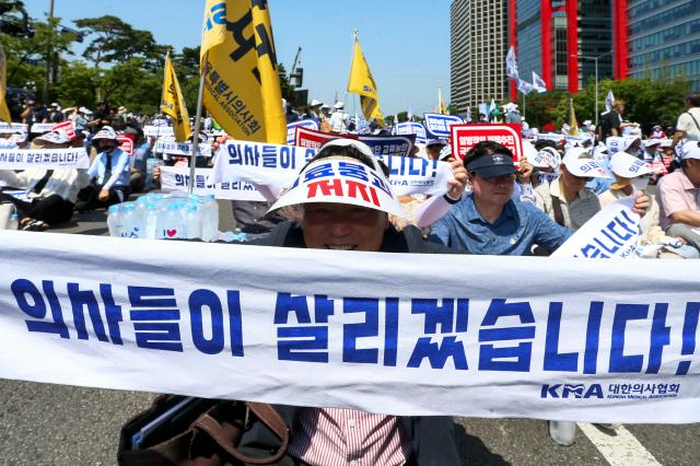 Participants from across the country hold signs reading Doctors Will Save Lives and chant slogans at a rally in Yeouido Seoul June 18 2024 AJU PRESS Kim Dong-woo