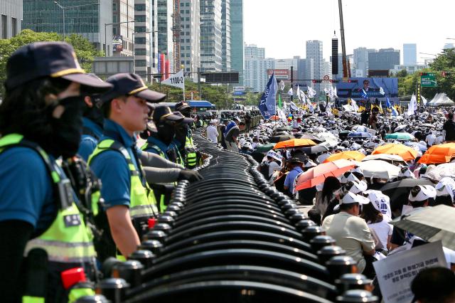 Police control the roads as about 10000 participants gather at a rally Yeouido Seoul June 18 2024 AJU PRESS Kim Dong-woo