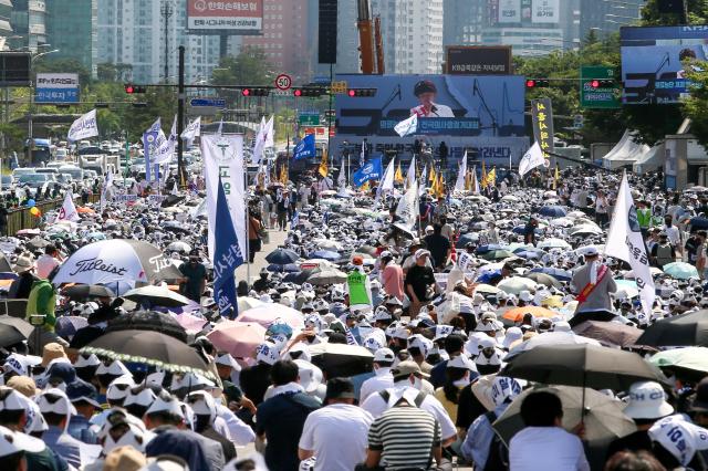 A red light is on at a traffic light as about 10000 participants gather at a rally Yeouido Seoul June 18 2024 AJU PRESS Kim Dong-woo