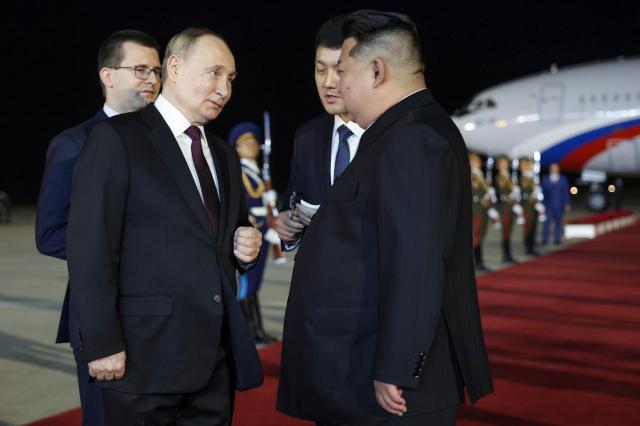 19일 새벽 북한 평양 순안공항에 도착한 블라디미르 푸틴 러시아 대통령왼쪽에서 두번째사진스푸트니크AP연합뉴스
