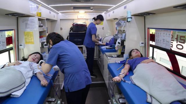 의정부을지대학교병원 교직원들이 19일 병원 대운동장에 마련된 헌혈차에 올라 헌혈하고 있다사진의정부을지대병원