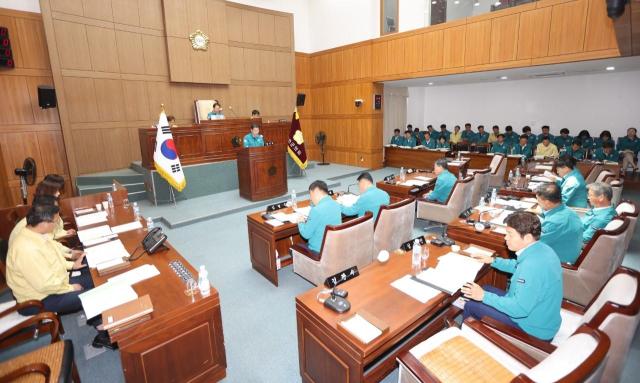 권익현 부안군수가 19일 열린 제351회 부안군의회 제1차 정례회에서 의원들의 군정질문에 답변하고 있다사진부안군의회