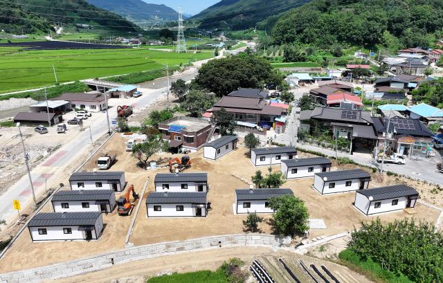지난해 8월 경북 예천군 감천면 벌방리에서 산사태가 발생해 수해 피해 임시주거용 주택이 설치되고 있다 사진연합뉴스