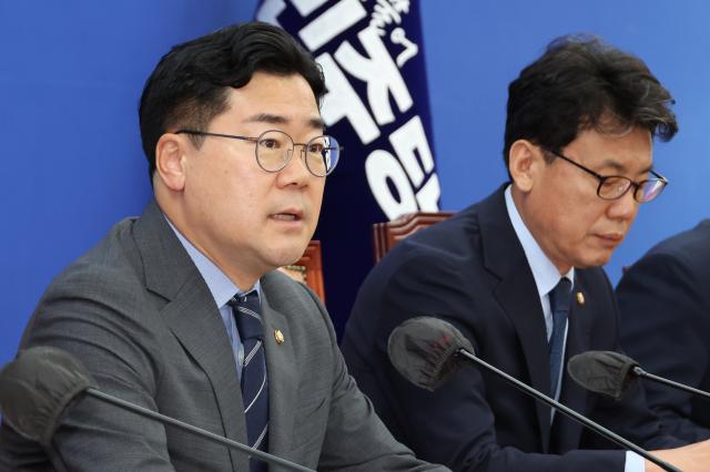 더불어민주당 박찬대 원내대표가 18일 오전 서울 여의도 국회에서 열린 원내대책회의에서 발언하고 있다 사진연합뉴스