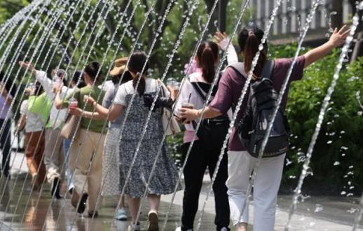 Seasons first heatwave advisory issued as temperatures soar in Seoul