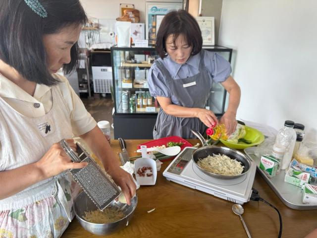 고령군이 밀키트사업의 일환으로 고령군 특산물인 개령 감자를 이용한 감자도우를 만들고 있다사진고령군