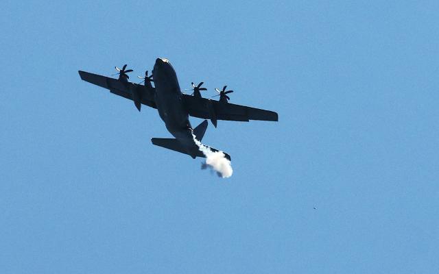 하늘의 전함으로 불리는 미국의 최신예 특수전 항공기 AC-130J 고스트라이더가 18일 강원도 태백시 필승사격장에서 실사격 훈련을 하고 있다사진연합뉴스