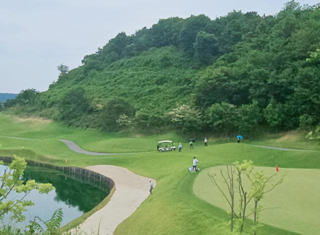 경기위원의 규칙을 들은 문경준이 구제 구역을 설정하기 위해 벙커로 내려가고 있다 사진이동훈 기자