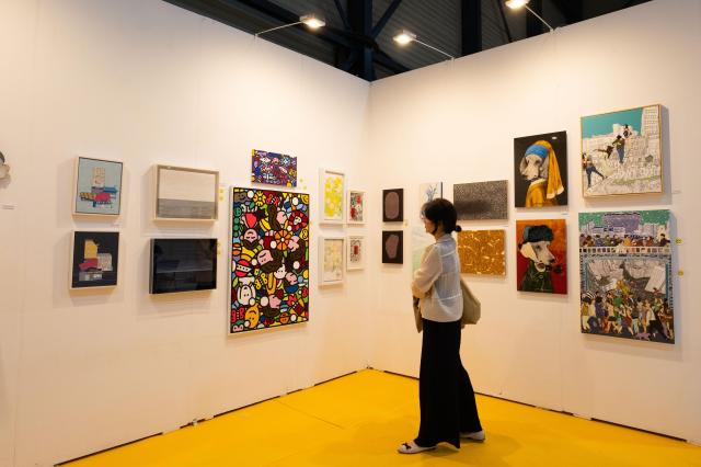 Visitors browsing the Easy Collecting booth at Art Festa Seoul 2024 SETEC Gangnam Seoul June 20 2024 The booth offers affordable works by emerging artists selected through an open call AJU PRESS Park Jong-hyeok