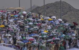 Opinion: Amid scorching heat, 900 people died this week in Saudi Arabia. Climate change has made Hajj pilgrimage more risky