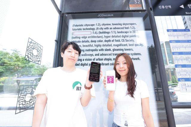 LG유플러스가 고객이 직접 AI를 활용해 스마트폰용 월페이퍼배경화면를 생성할 수 있는 AI 체험형 옥외광고를 선보였다 사진은 LG유플러스 직원이 버스 쉘터에 설치된 AI 프롬프트 옥외광고를 체험해보고 있는 모습