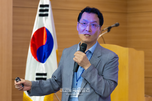 조희수 경기지방중소벤처기업청장이 ‘2024년 중소벤처기업부 정책방향’을 주제로 특강을 하고 있다 사진박명섭 기자