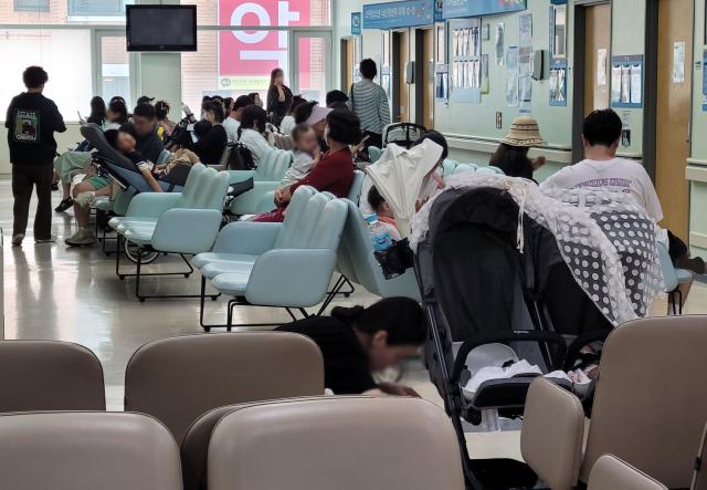 18일 서울 종로구 서울대병원에서 환자들이 진료를 받기 위해 대기하고 있는 모습 사진연합뉴스