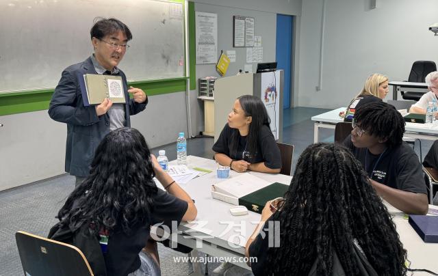 대구보건대학교는 경북공업고등학교와 남아프리카공화국 재학생으로 진로체험 프로그램을 진행했으며 안기능검사 실습실에서 남아공 방문단 재학생들이 안경광학과 장우영 학과장의 색각검사 체험에 대한 설명을 듣고 있다 사진대구보건대학교