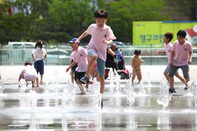 Kids play in the fountain at Gwanghwamun Square June 21 2024 AJU PRESS Han Jun-gu