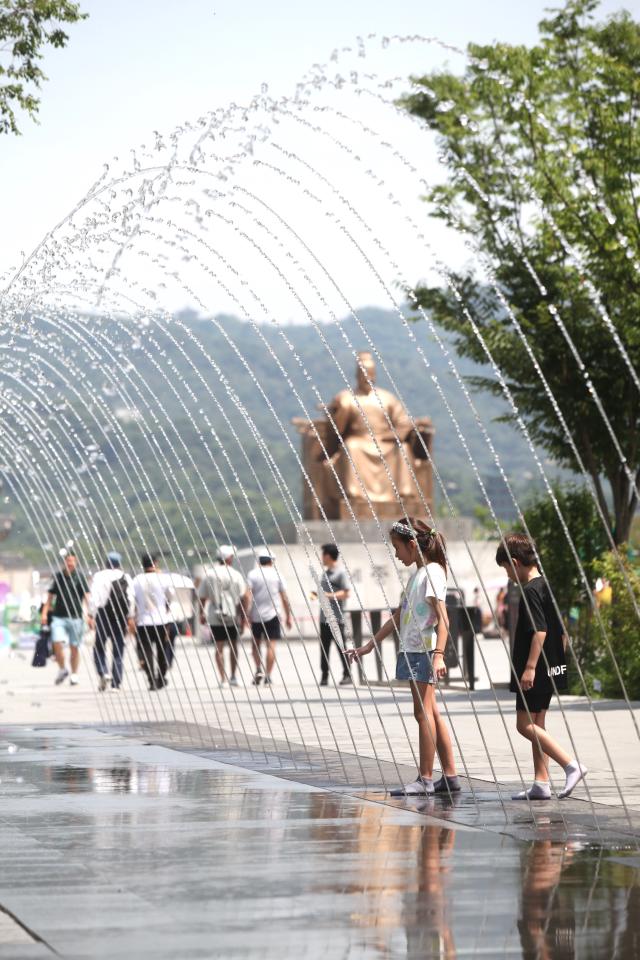 Kids play in the fountain at Gwanghwamun Square June 21 2024 AJU PRESS Han Jun-gu