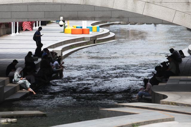 People rest in the shade under a bridge at Cheonggyecheon in Seoul June 21 2024 AJU PRESS Han Jun-gu