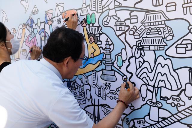 Attendees color mural at 2024 Unification Culture Festival held at Cheonggye Plaza Jongno Seoul on June 21 2024 AJU PRESS Park Jong-hyeok