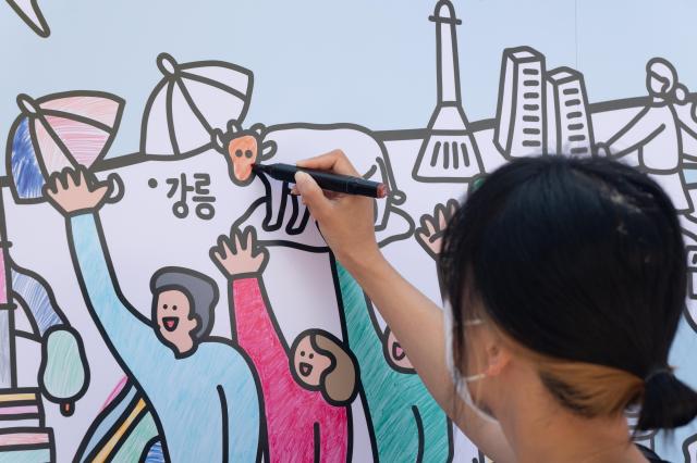 Attendees color mural at 2024 Unification Culture Festival held at Cheonggye Plaza Jongno Seoul on June 21 2024 AJU PRESS Park Jong-hyeok