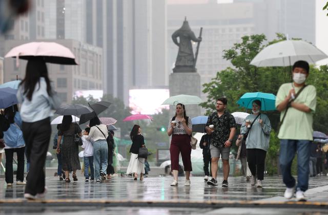 비가 내리는 서울 광화문광장에서 시민들이 우산을 쓴 채 걸어가고 있다 사진연합뉴스