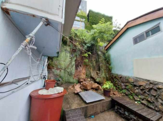 옹벽 일부 붕괴된 부산 주택가 사진연합뉴스