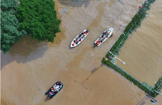 20일 홍수가 발생한 중국 광시좡족 자치구 구이린에서 구조배가 이재민을 실어나라는 모습 사진연합뉴스