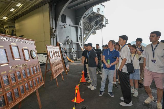 해군작전사령부와 미 해군 제9항모강습단에서 개최한 함정공개행사에서 관람객들이 함정 및 시설들을 관람하고 있다사진해군작전사령부