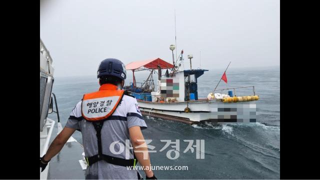 동해해경 관계자가 회전하는 사고어선 등선하여 운항을 멈춰 2차 충돌사고를 예방하고 있다사진동해해경