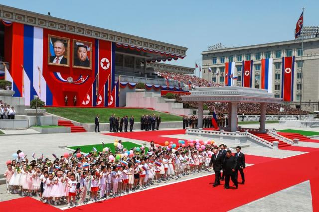 블라디미르 푸틴 러시아 대통령이 19일 북한 평양 김일성 광장에서 환영식에 참석한 모습 사진스푸트니크통신 ap 연합뉴스