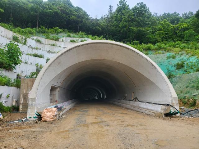 강진군 북삼면  까치내재 터널 개설 공사가  2026년 7월 완공을 목표로 차질 없이 추진되고 있다사진강진군
