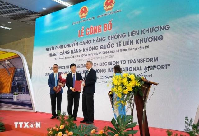 베트남 리엔크엉공항에 대한 베트남 교통운송부의 ‘국제공항 전환’에 대한 결정 발표행사 사진베트남통신사