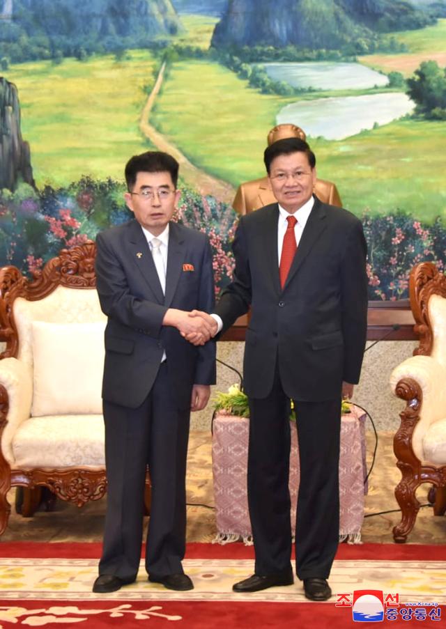 조선중앙통신이 지난 3월 라오스를 방문한 김성남 북한 국제부장왼쪽이 통룬 시술릿 라오스 주석오른쪽을 의례 방문했다고 보도했다 사진연합뉴스