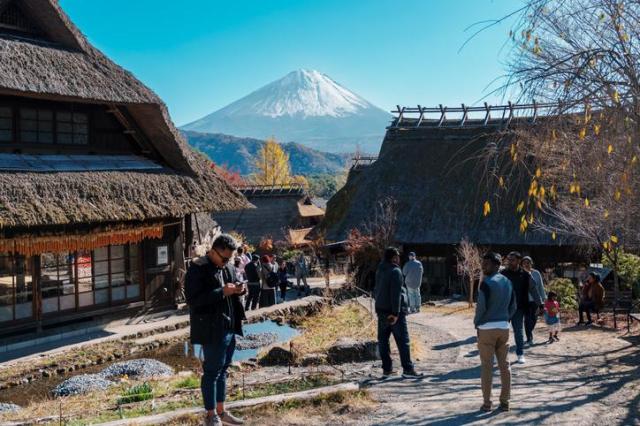 후지산이 보이는 일본 야마나시현을 찾은 관광객들[사진=게티이미지뱅크]
