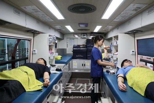 동해해양경찰서 직원들이 24일 경찰서에서 대한 적십자사 강원혈액원 헌혈버스를 이용해 단체 헌혈에 적극 동참하고 있다사진동해해경