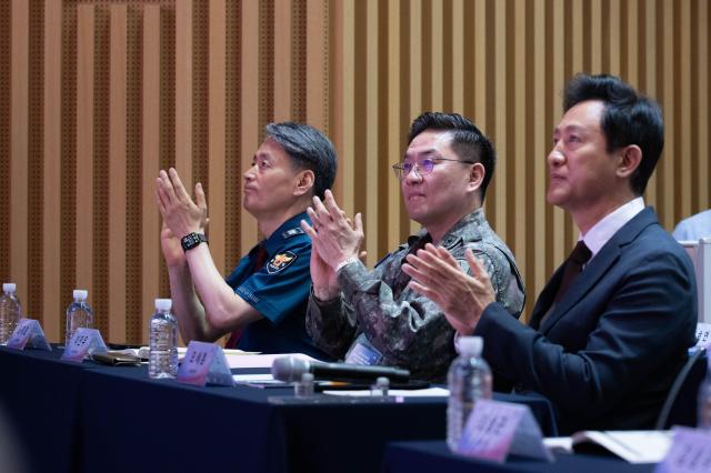 Seoul Mayor Oh Se-hoonR Commander of Capital Defense Command Lee Jin-wooC and Chief of Seoul Metropolitan Police Agency Jo Ji-hoL applaud during forum opening at Seoul City Hall on June 24 2024  AJU PRESS Park Jong-hyeok