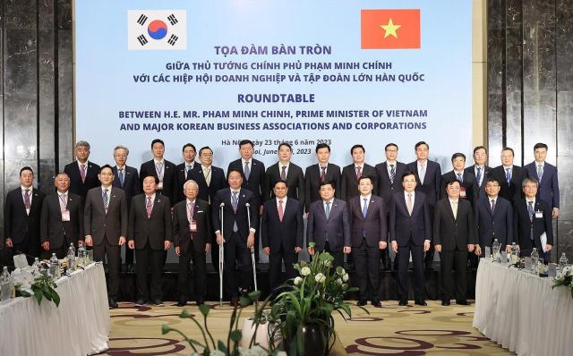  Thủ tướng Phạm Minh Chính chủ trị tọa đàm bàn tròn trao đổi các vấn đề nhằm thúc đẩy hợp tác thương mại đầu tư trong thời kỳ mới với lãnh đạo các hiệp hội doanh nghiệp và tập đoàn hàng đầu Hàn Quốc ẢnhVăn phòng chính phủ Việt Nam VGP