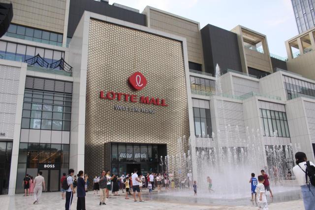 Lotte Mall Tây Hồ Hà Nội
Lotte Mall Tây Hồ khai trương vào ngày 22 tháng 9 năm 2023 là tổ hợp thương mại hoành tráng nhất của Lotte ở Việt Nam Lotte Mall Tây Hồ có tổng diện tích sàn lên đến 354000 m2 vốn đầu tư 600 triệu USD
Lotte Mall Tây Hồ đã đạt doanh thu 100 tỷ won gần 73 triệu USD chỉ sau 122 ngày khai trương và hiện đang tạo ra doanh thu trung bình hàng tháng khoảng 1517 tỷ won Năm 2024 Lotte Mall Tây Hồ đặt mục tiêu đạt doanh thu 220 tỷ won