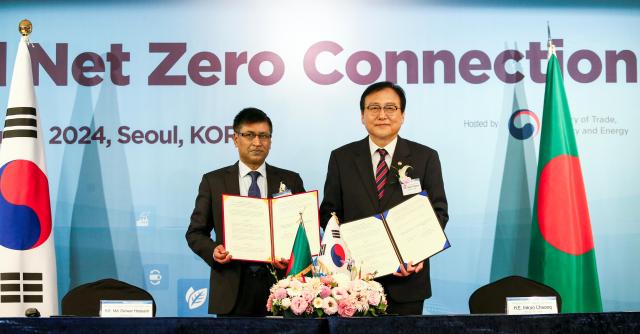 The Bangladesh Ambassador to Korea Delwar HossainL and Jung In-kyo head of the Ministry of Trade Industry and Energys Trade Negotiation Division Industry and Energy of South Korea pose for a photo after signing an MOU on greenhouse gas reduction at the Global Net Zero Connection 2024 held at Lotte Hotel in Jung-gu Seoul on June 24 2024