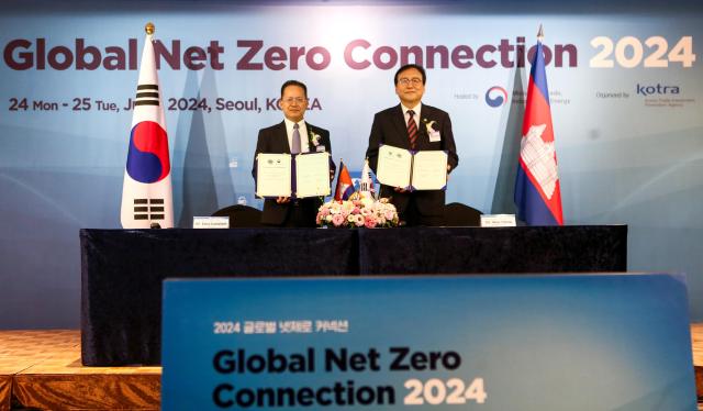 Cambodia Ministry of Environment Minister Eang Sophalleth and the head of the Trade and Cultural Exchange Division of the Ministry of Trade Industry and Energy of South Korea pose for a photo after signing an MOU on greenhouse gas reduction at the Global Net Zero Connection 2024 held at Lotte Hotel in Jung-gu Seoul on June 24 2024 AJU PRESS Kim Dong-woo