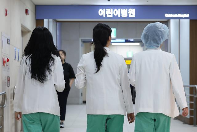 24일 오전 서울 종로구 서울대병원에에서 의료진이 이동하고 있다 사진연합뉴스